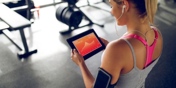 Measure Your Fitness Progress In 4 Easy Ways - women looking at screen